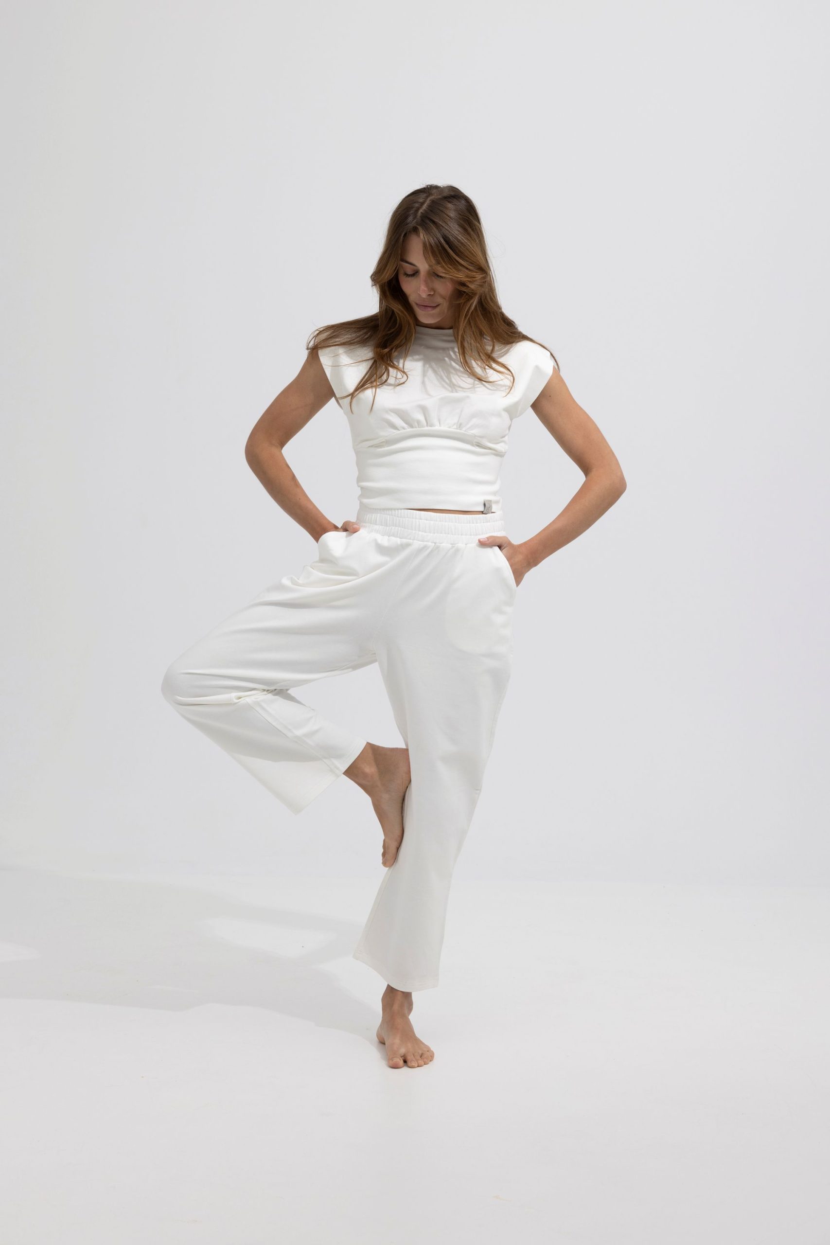 Tank Tops - Τοπ με τονισμένους ώμους και στενή μέση. Τοπ με τονισμένους ώμους και στενή μέση. Tank Tops NOOS Pilates Wear